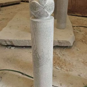 盐城 芝麻白花岗岩石材挡车石柱、停车柱、圆柱挡车柱、方柱挡车柱等