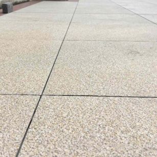 盐城 黄金麻花岗岩石板材荔枝面地面铺装效果