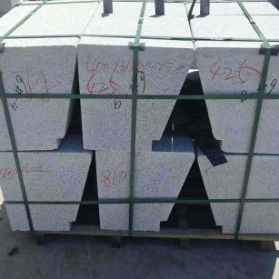 盐城 芝麻白异形坐凳，石凳