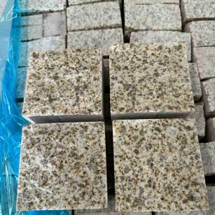 盐城 黄金麻花岗岩自然面小方块，弹石，马蹄石等