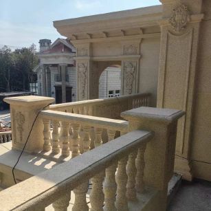 盐城 黄金麻别墅外墙干挂雕花配合阳台栏杆花瓶柱