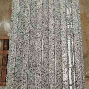 盐城 芝麻白花岗岩荔枝面雕刻盲道，盲条