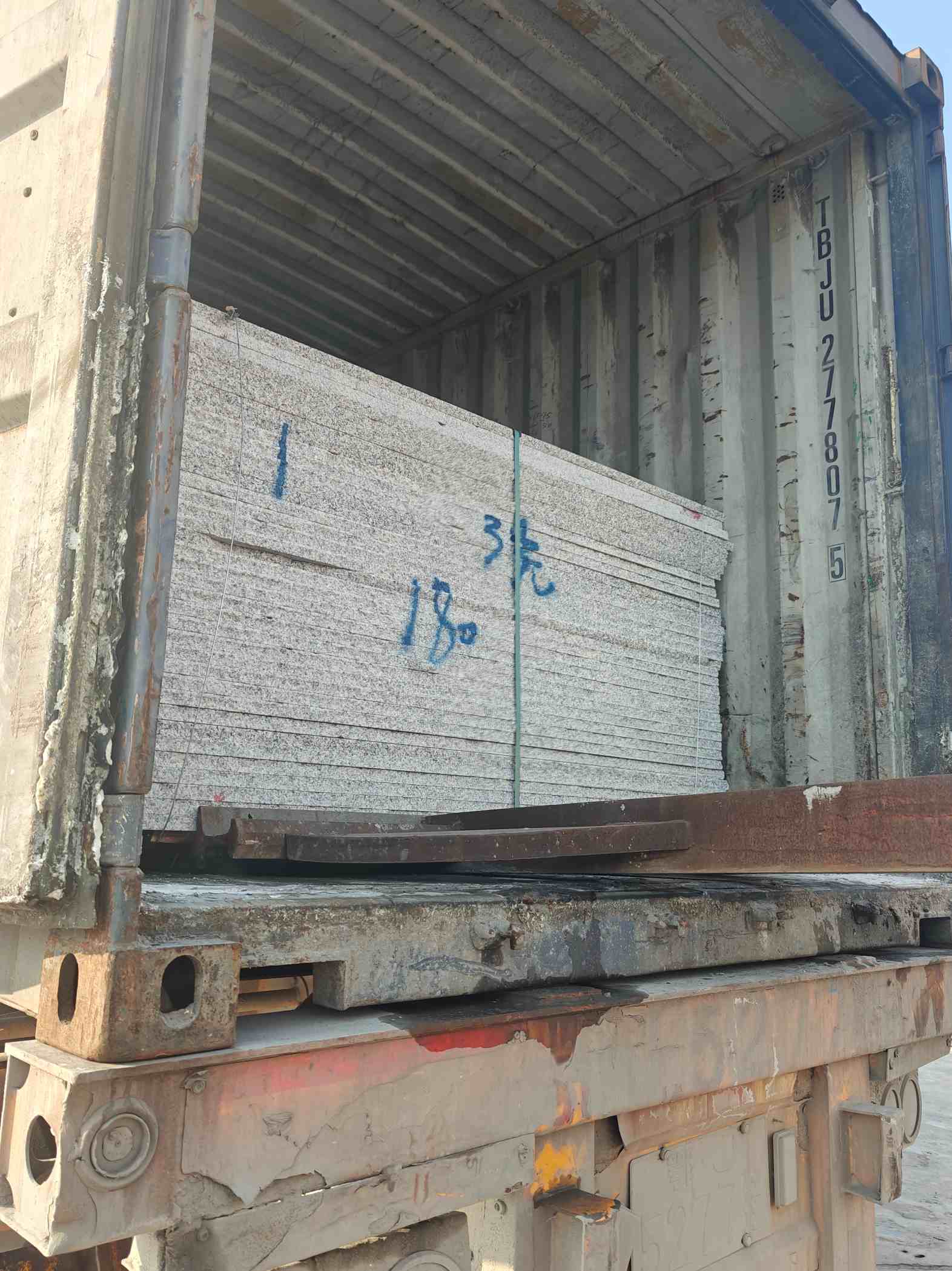 盐城 芝麻白花岗岩石材3.0公分光面毛板装柜出货