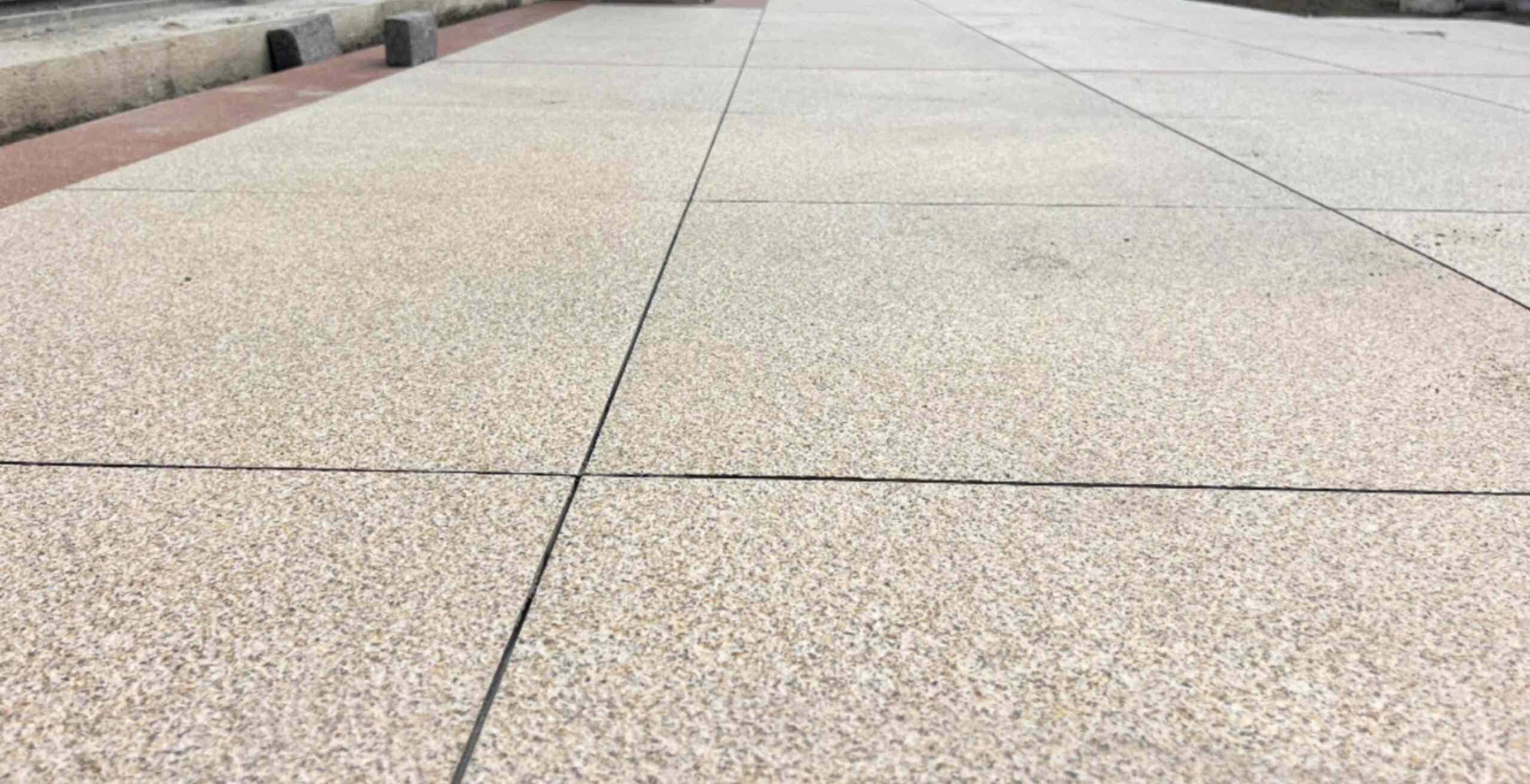 盐城 黄金麻花岗岩石板材荔枝面地面铺装效果