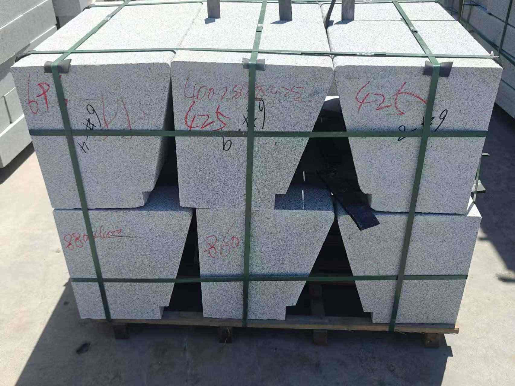 盐城 芝麻白异形坐凳，石凳