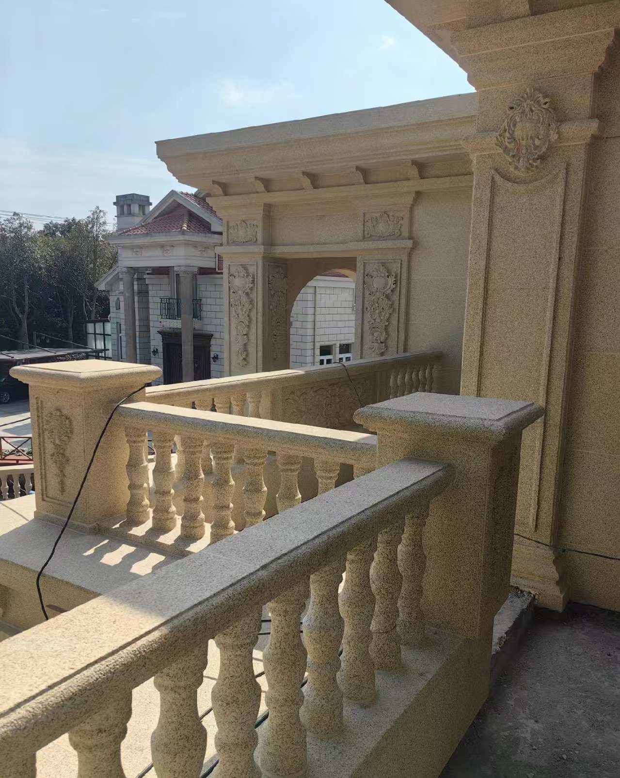 盐城 黄金麻别墅外墙干挂雕花配合阳台栏杆花瓶柱