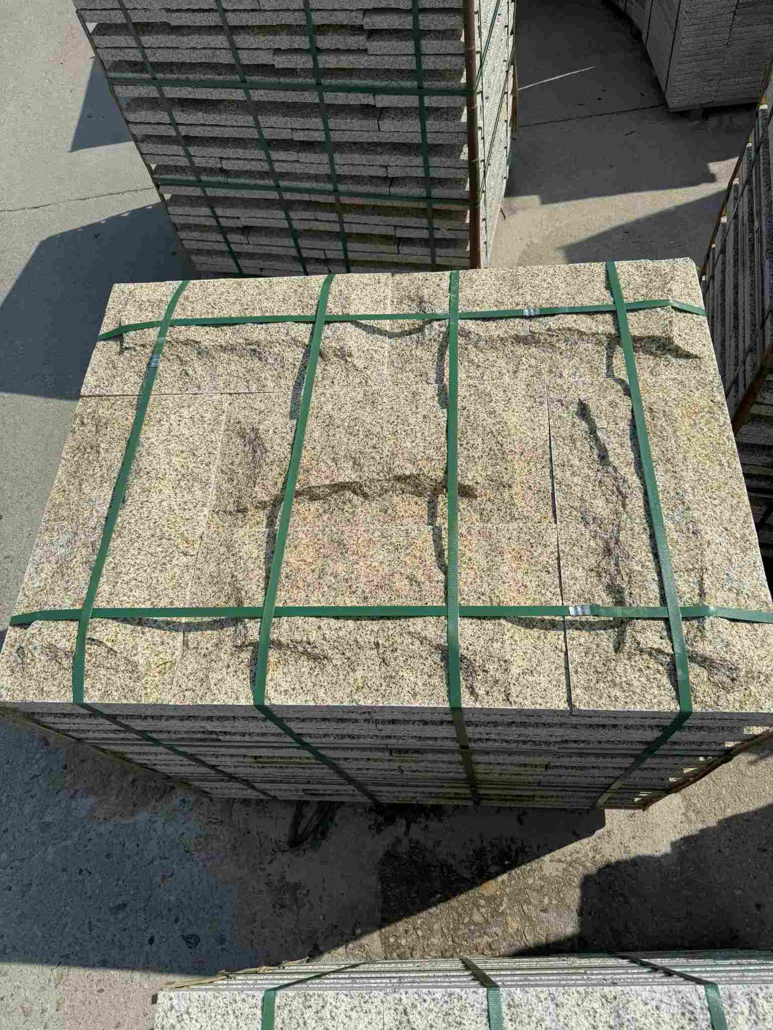 盐城 黄金麻花岗岩石材自然面蘑菇石成品