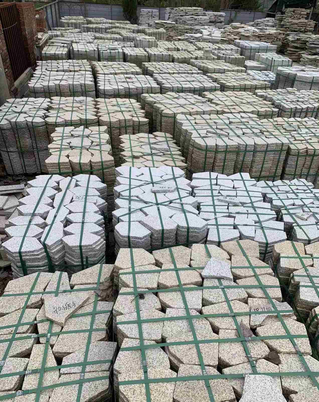 盐城 黄金麻白麻花岗岩荔枝面地铺石(冰裂纹)