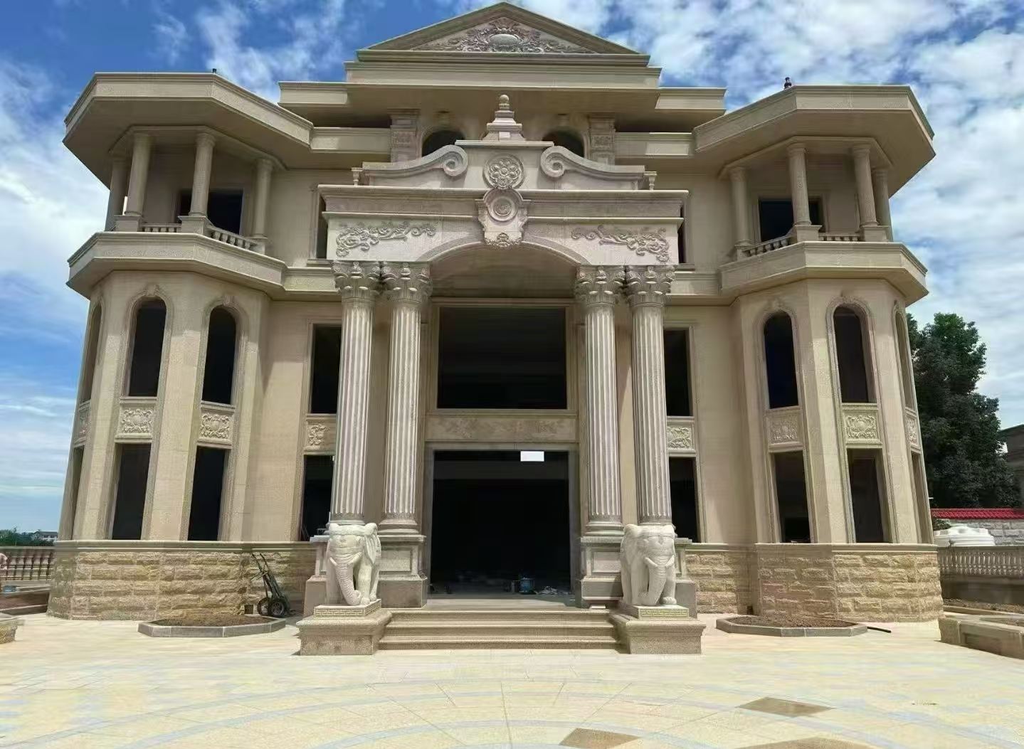 盐城 黄金麻别墅外墙干挂，大柱，大象，蘑菇石，雕花板