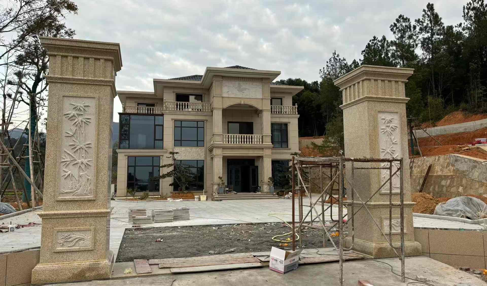 盐城 黄金麻花岗岩别墅雕花外墙干挂配上门口雕花罗马柱