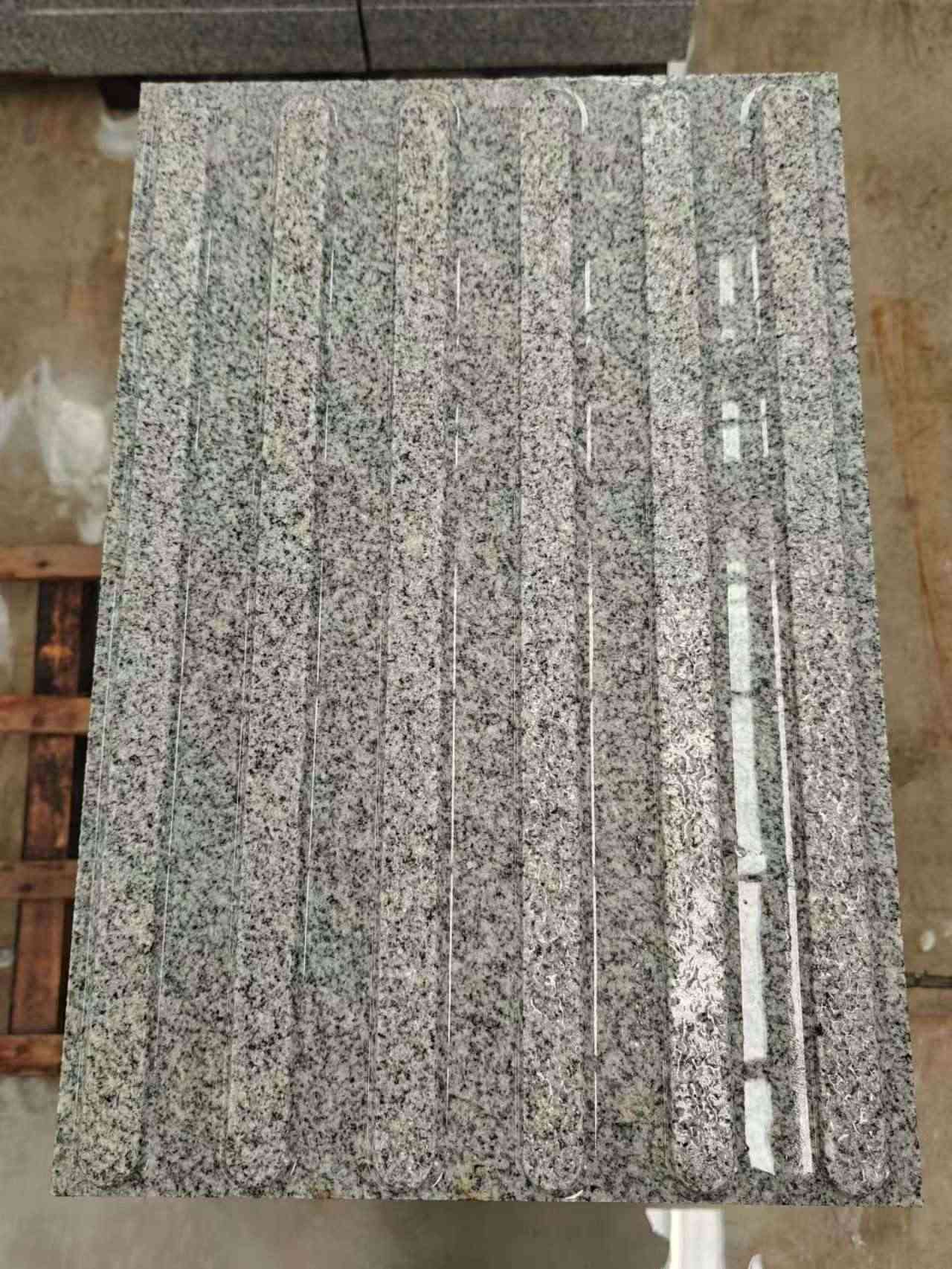 盐城 芝麻白花岗岩荔枝面雕刻盲道，盲条