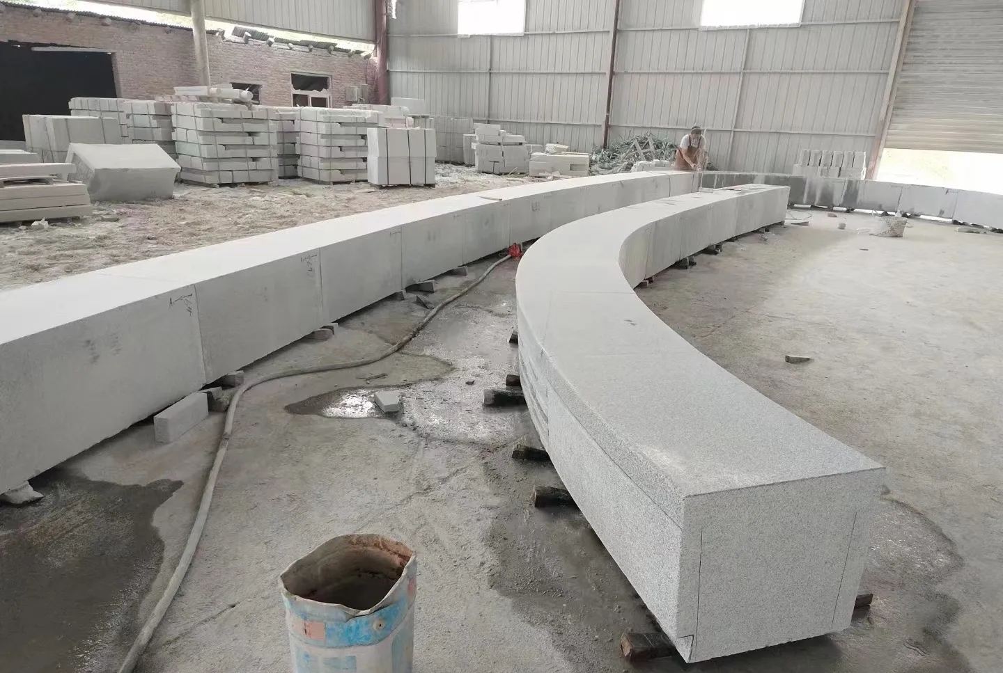 盐城芝麻白花岗岩石板材 园林光面弧形坐凳