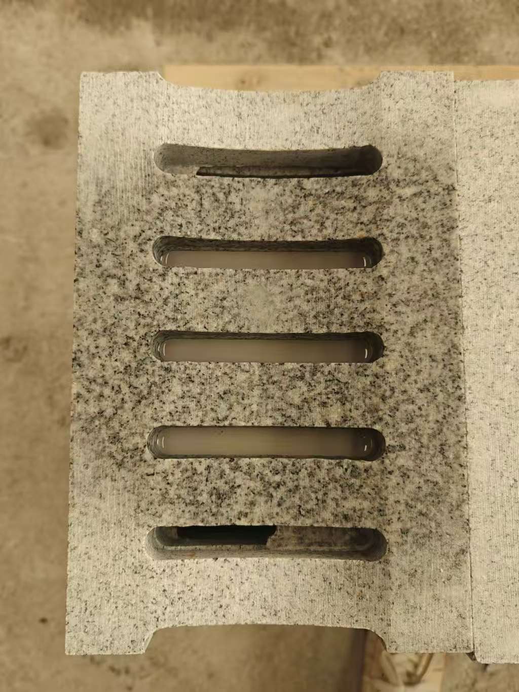 盐城 芝麻白拉丝面花岗岩U型开槽排水槽