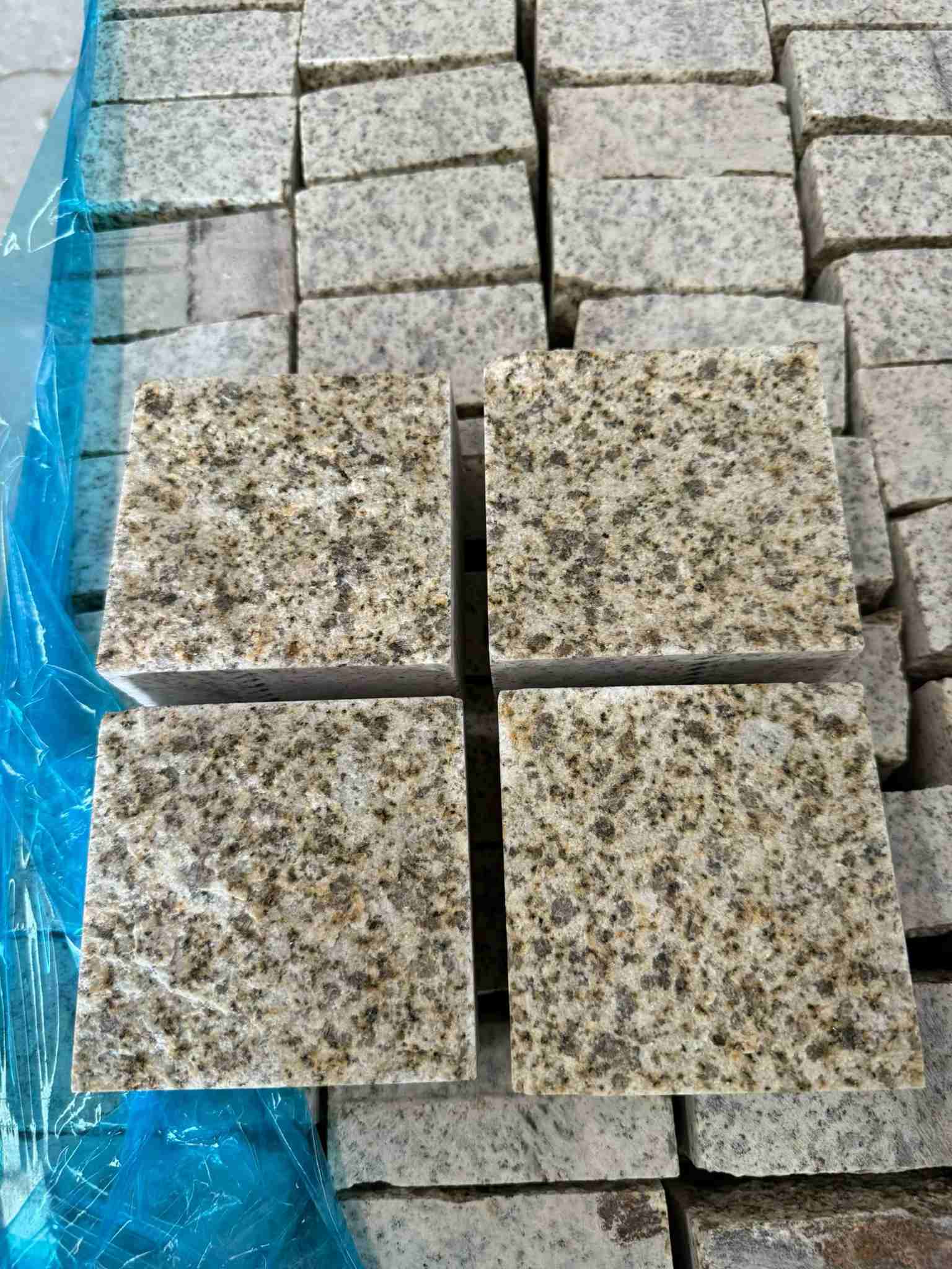 盐城 黄金麻花岗岩自然面小方块，弹石，马蹄石等