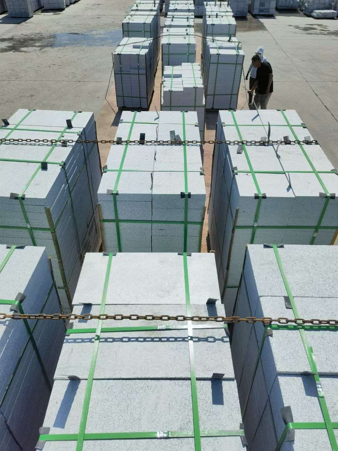 盐城 芝麻白花岗岩5公分地铺石 花岗岩厂家工厂装车日常