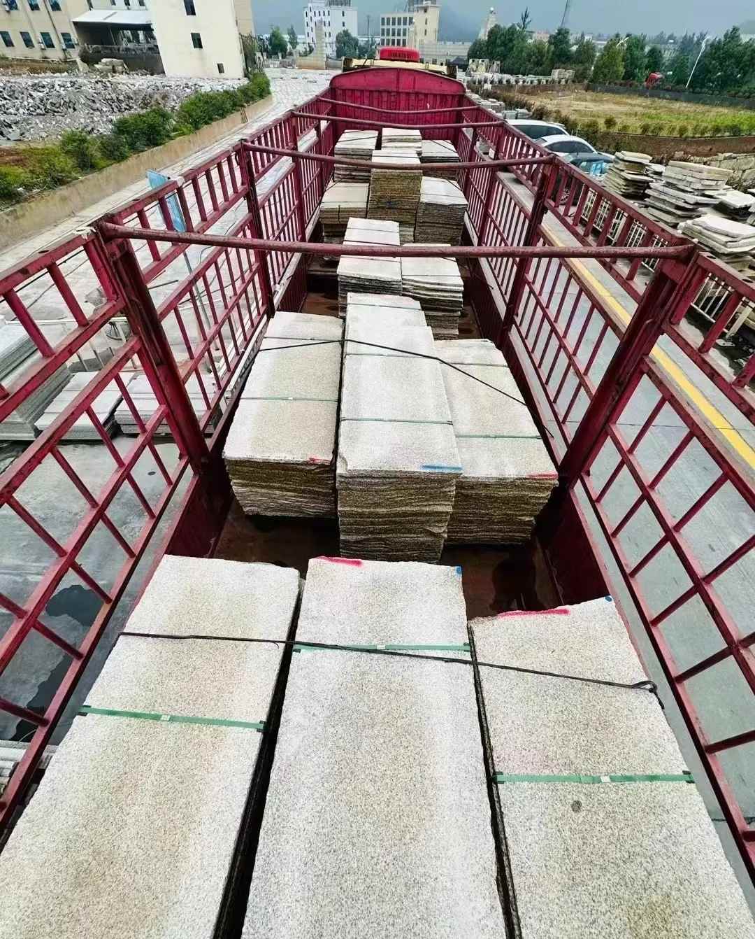 盐城 黄金麻花岗岩荔枝面，光面毛板装车完成