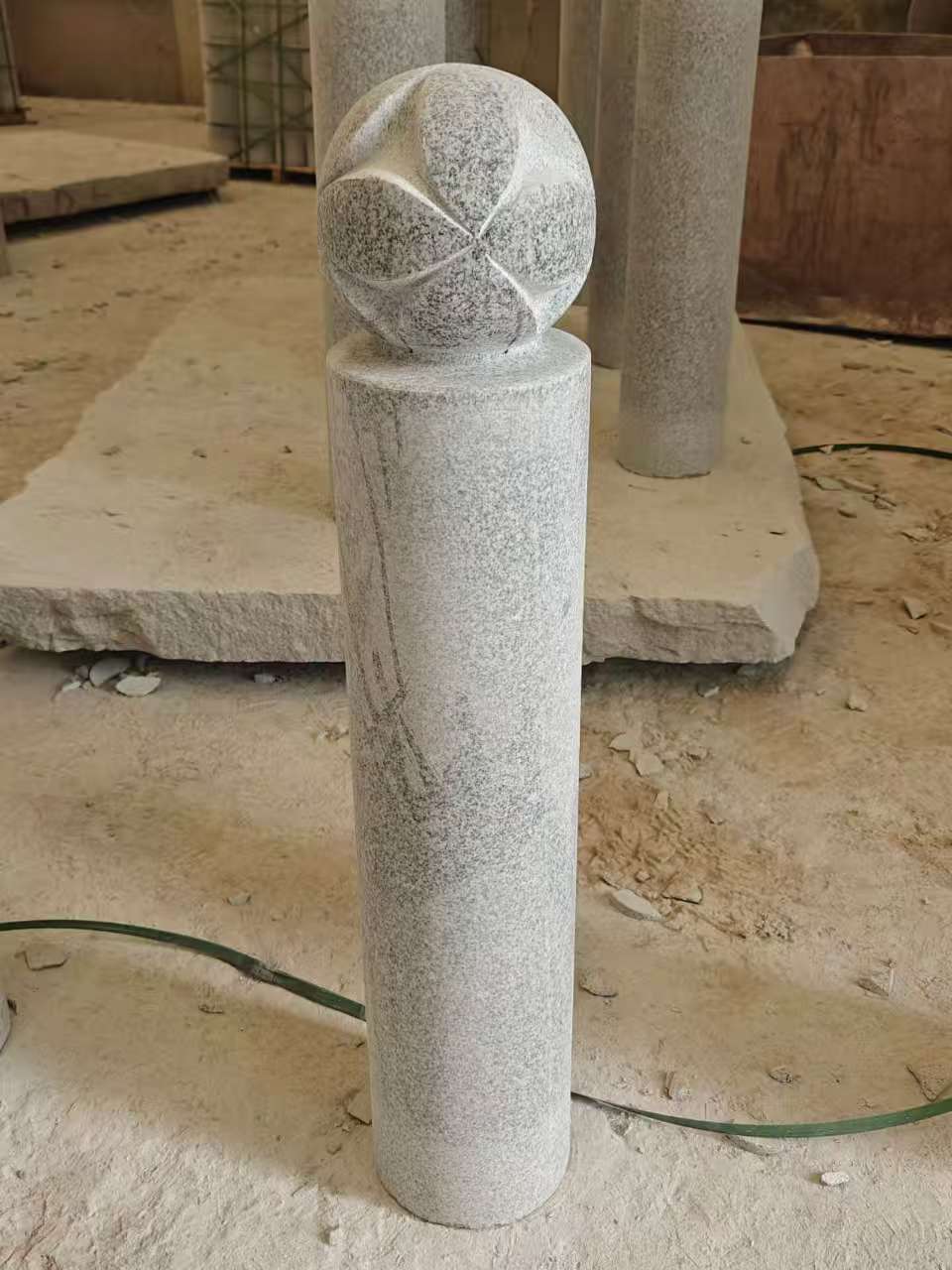 盐城 芝麻白花岗岩石材挡车石柱、停车柱、圆柱挡车柱、方柱挡车柱等