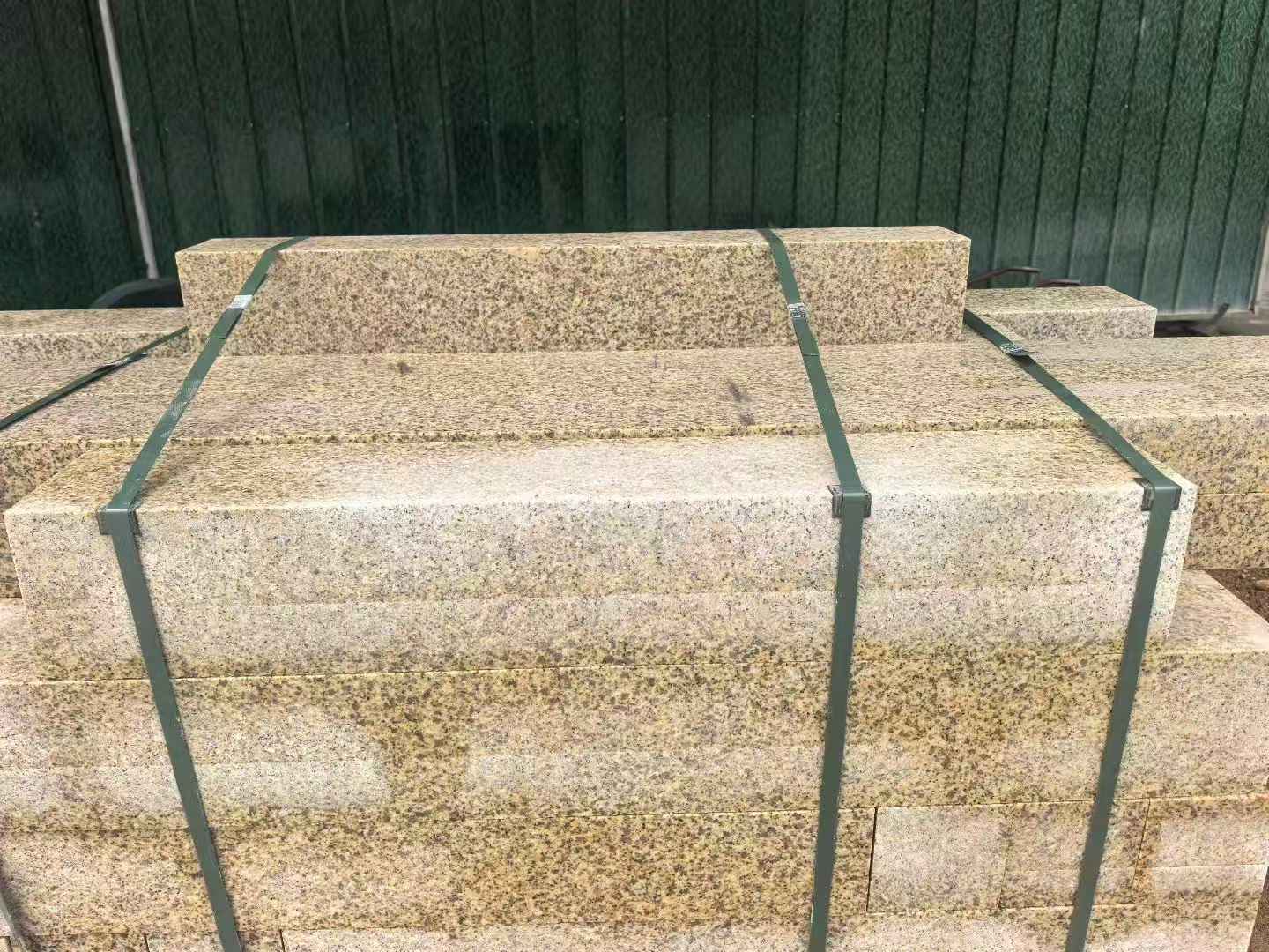 盐城 黄金麻花岗岩石材机切面栏杆料半成品