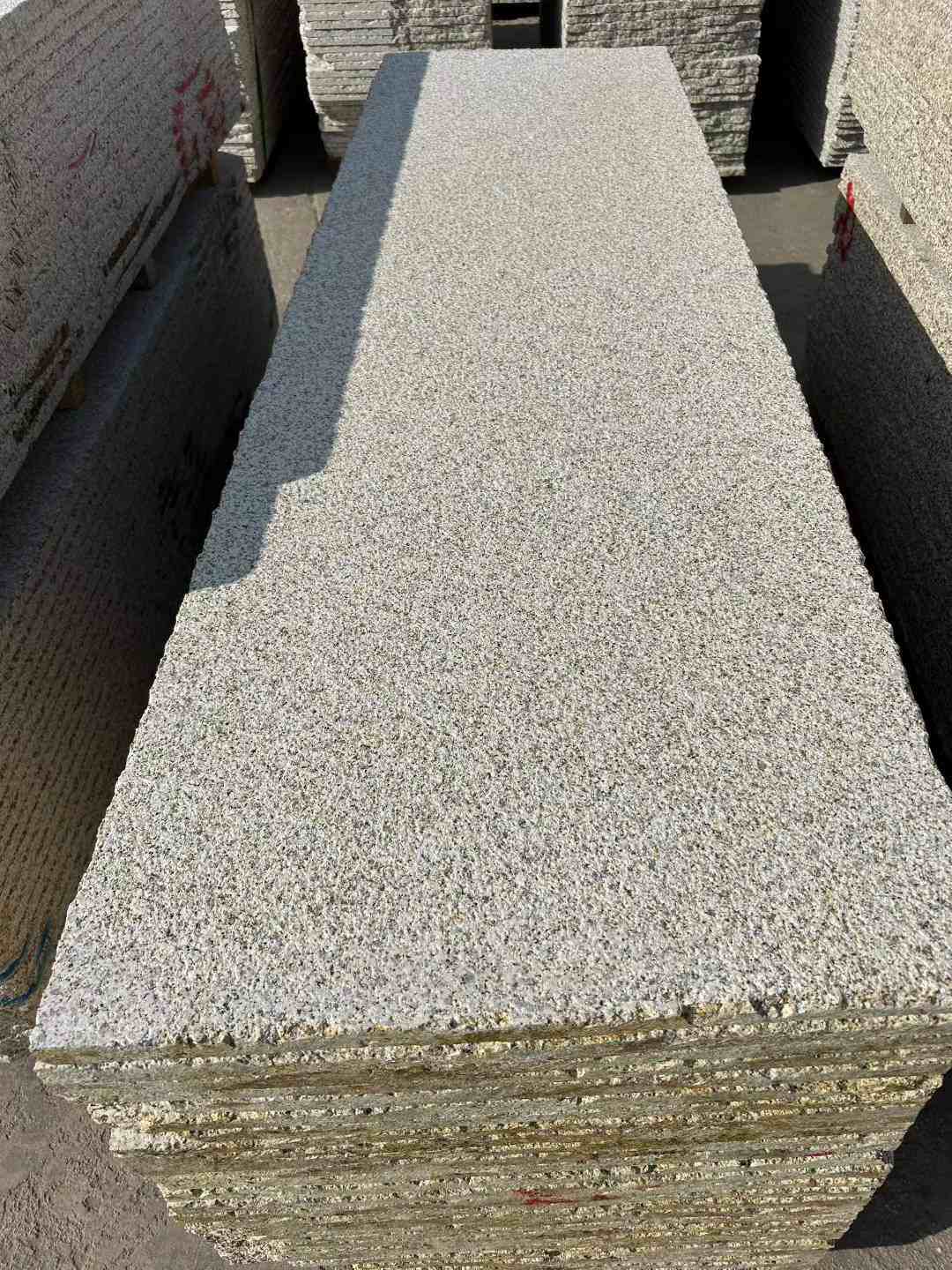 盐城 黄金麻花岗岩荔枝面毛板，半成品