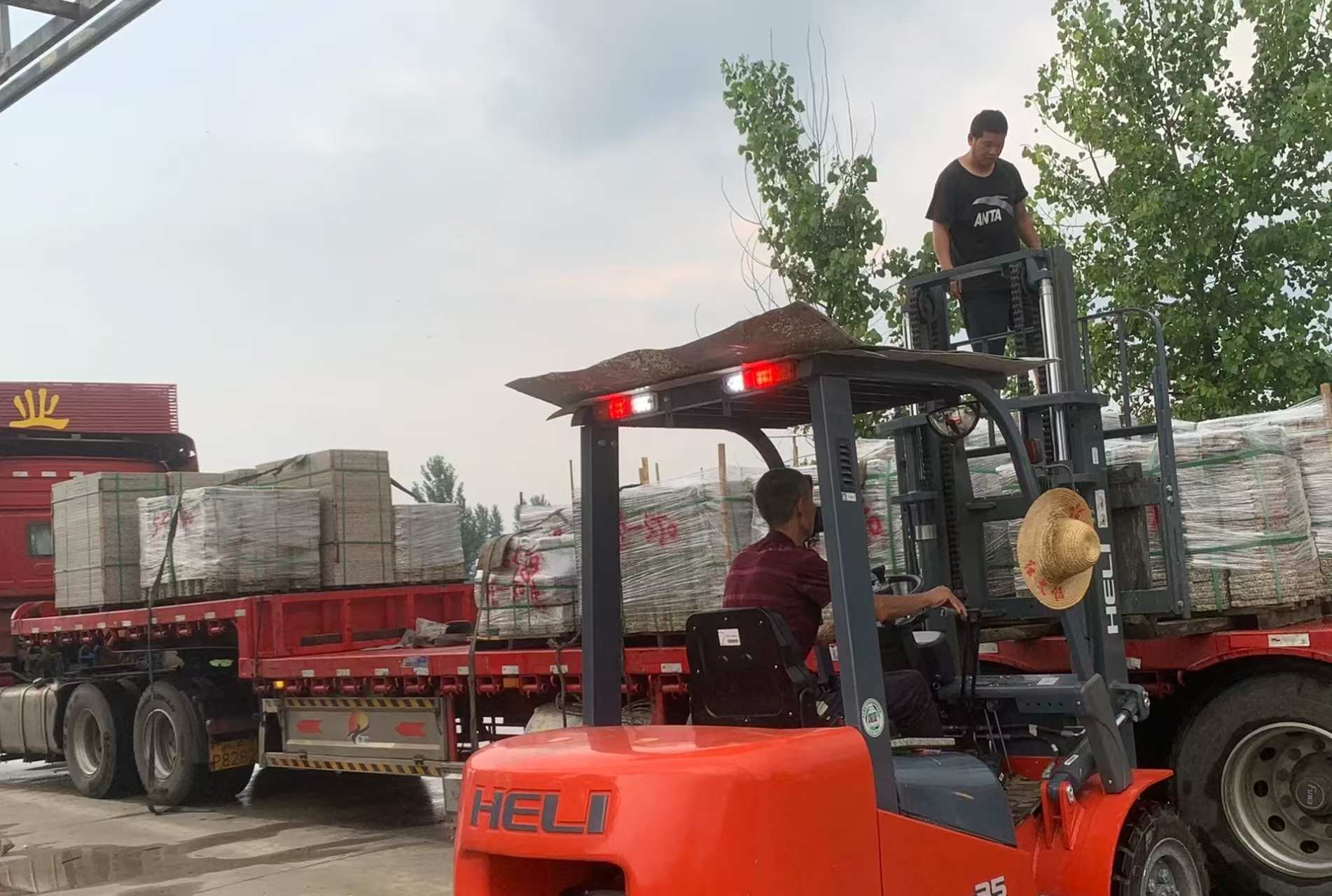 盐城 黄金麻冰裂纹，地铺石装车