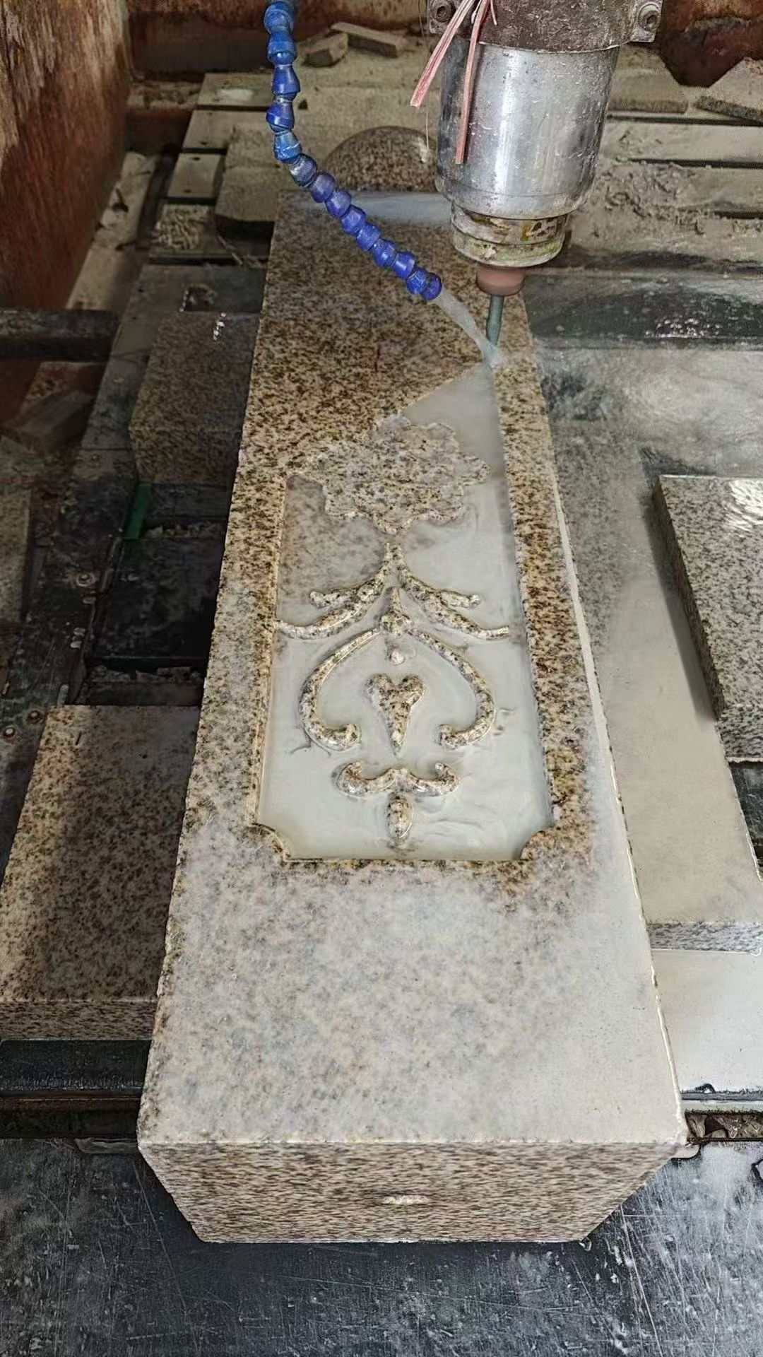 盐城 黄金麻花岗岩异形加工雕刻栏杆大柱