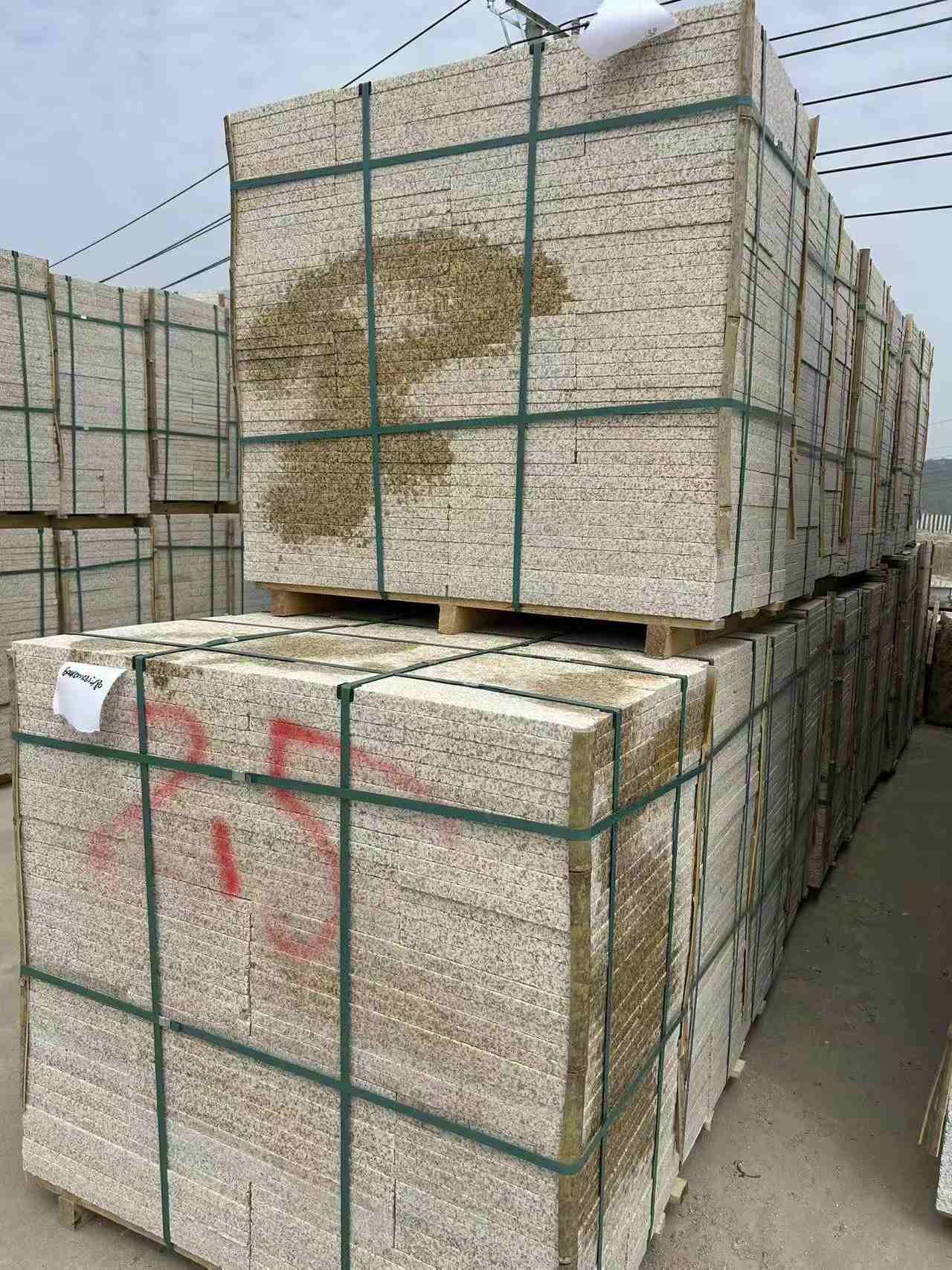 盐城 黄金麻花岗岩石材荔枝面地铺石2.5*300*600