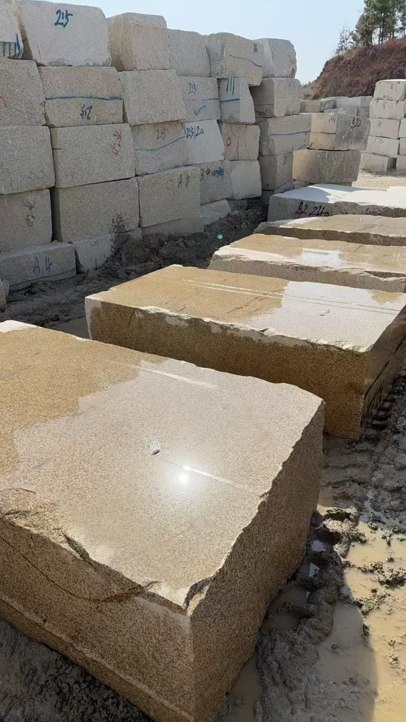 盐城 黄金麻方料堆场洗料分选中，原材料充足