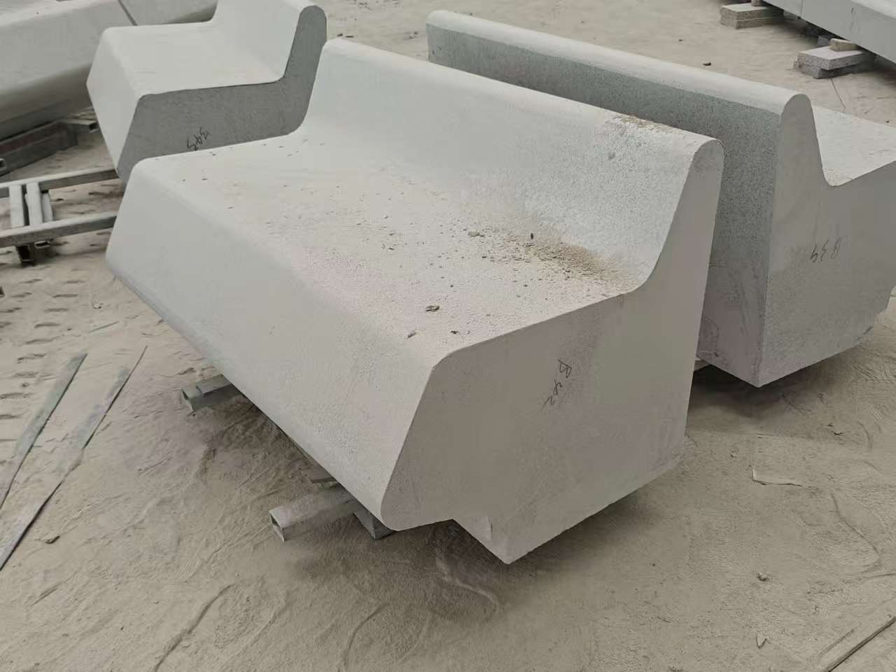 盐城 芝麻白花岗岩异形坐凳，石凳